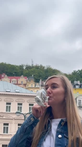 Kobieta Pije Wodę Mineralną Źródła Karlowych Warach Koncepcja Turystyki Pionowe — Wideo stockowe