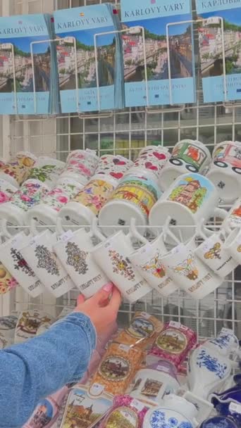 Flickan Köpte Mugg För Dricksvatten Från Karlovy Vary Turisttjeckien Vertikal — Stockvideo