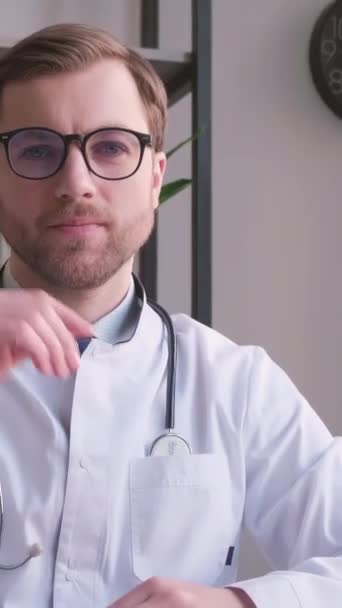 의사가 안경을 카메라를 바라본다 사무실에서 일하는 비디오 — 비디오