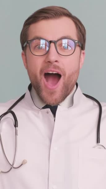 Überraschter Arzt Weißer Arztuniform Auf Grauem Hintergrund Studio Vertikales Video — Stockvideo
