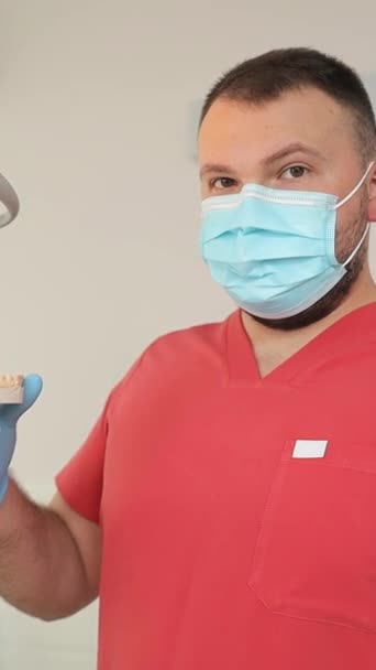 Odontólogo Profesional Uniforme Rojo Consultorio Dental Vídeo Vertical — Vídeos de Stock
