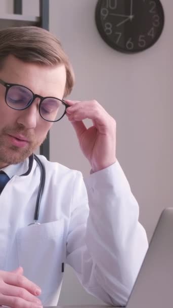 Junge Männliche Ärzte Telemedizinischen Konzept Arzt Der Computer Arbeitet Und — Stockvideo