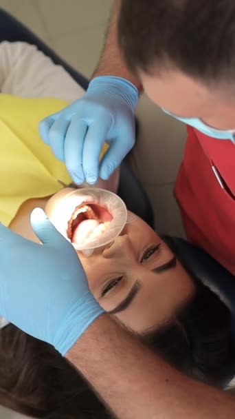 Tandläkare Använder Gummisträckare För Patient Modern Tandvårdsklinik Cofferdam Inom Tandvården — Stockvideo