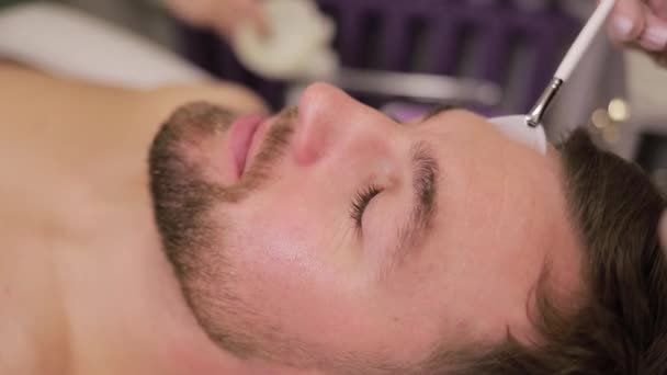 Bărbat Frumos Supus Unei Proceduri Cosmetician Curățarea Feței — Videoclip de stoc