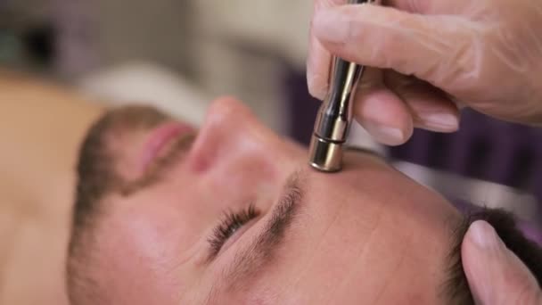 Kozmetik Yüz Bakımı Salondaki Genç Yakışıklı Adam Dermatolojik Elmas Cilt — Stok video