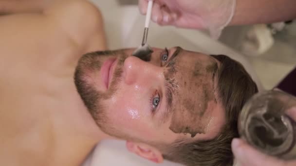 Homme Non Rasé Ayant Soin Masque Cosmétique Dans Salon Spa — Video