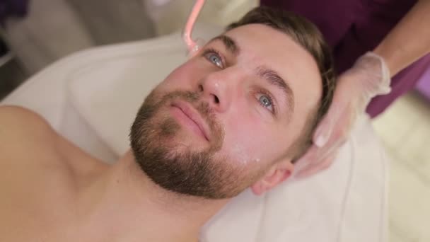 Güzellik Salonunda Bir Adamın Yüzünün Elektriksel Uyarılması Cilt Yaşlanmasının Önlenmesi — Stok video