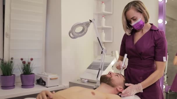 Prosedur Peremajaan Wajah Sebuah Klinik Kecantikan Menggunakan Peralatan Medis Modern — Stok Video