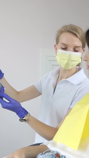 Una Dentista Mostra Una Foto Una Radiografia Paziente Denti Una — Video Stock