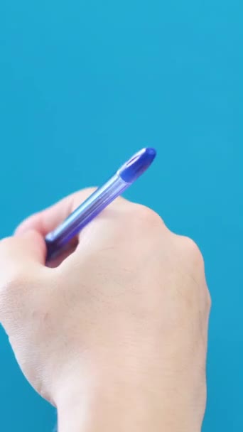 Długopis Zapisuje Się Niebieskim Tle Pionowe Wideo — Wideo stockowe