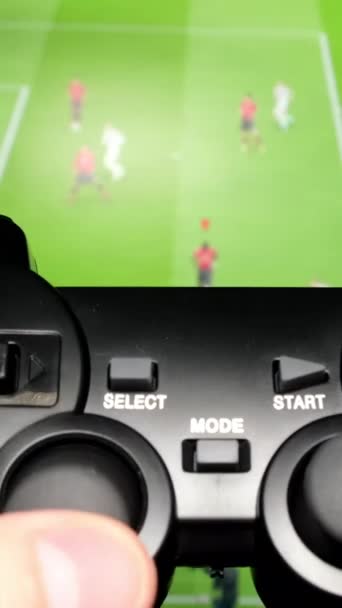 Juego Ordenador Fútbol Con Ayuda Una Consola Cerca Vídeo Vertical — Vídeo de stock