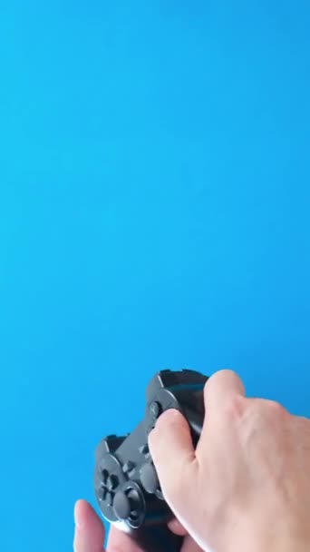 Game Konsol Pada Latar Belakang Biru Video Vertikal — Stok Video