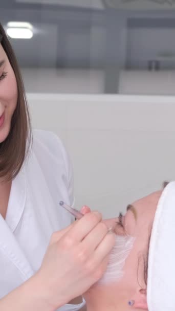 Esteticista Aplica Máscara Belo Rosto Feminino Salão Beleza Higiene Facial — Vídeo de Stock