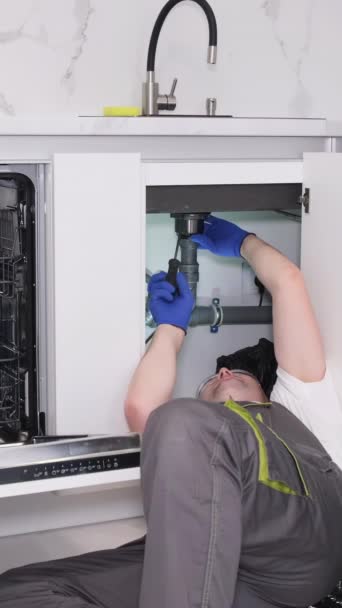 Een Reparateur Overall Inspecteert Een Gootsteen Installatie Sanitair Verticale Video — Stockvideo