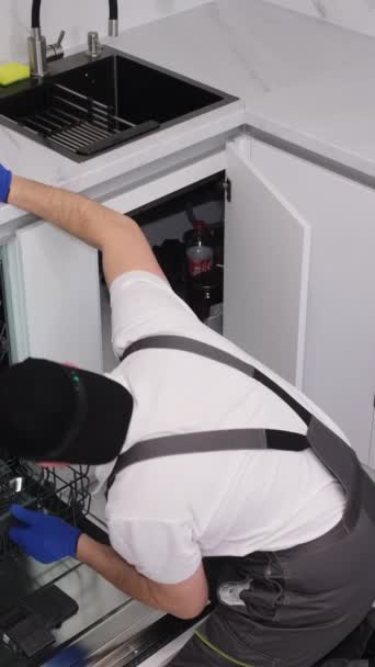 Homem Instala Uma Nova Máquina Lavar Louça Sala Cozinha Vídeo — Vídeo de Stock