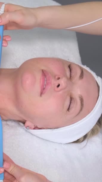 Närbild Utför Kosmetolog Mikroströmsstimulering Ung Kvinnas Ansikte Spa Klinik Begreppet — Stockvideo