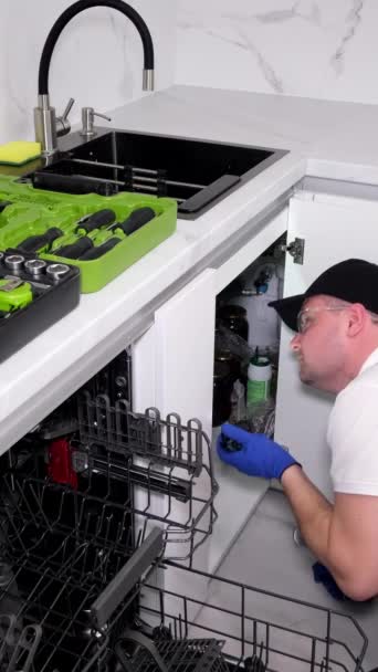 Plombier Salopette Complète Installation Nouveau Lave Vaisselle Dans Cuisine Installation — Video