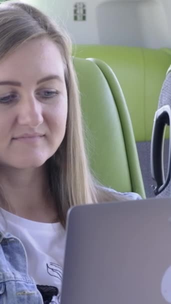 Toplu Taşıma Araçlarında Seyahat Eden Genç Bir Kadın Dizüstü Bilgisayarda — Stok video