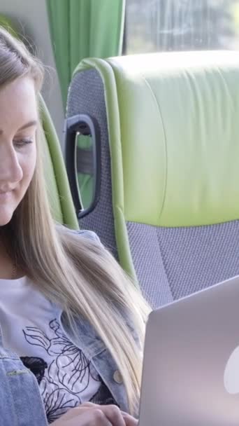 Студент Дівчина Працює Ноутбуці Під Час Поїздки Автобусі Вертикальне Відео — стокове відео