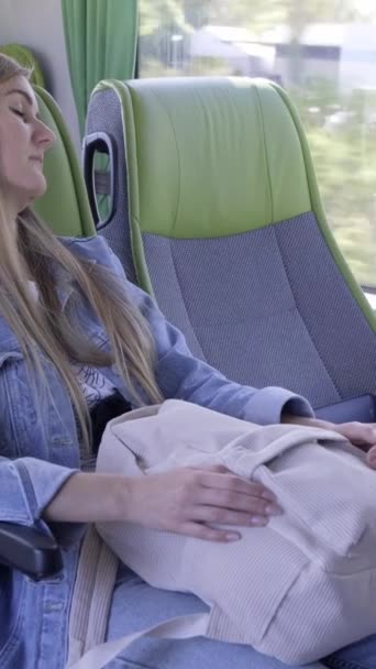 Una Mujer Cansada Duerme Durante Viaje Transporte Público Mujer Está — Vídeo de stock
