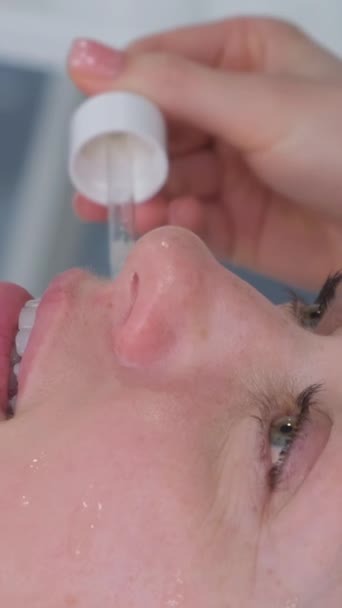 Eine Schöne Frau Bei Der Kosmetikerin Während Der Eingriffe Vertikales — Stockvideo