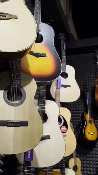 Een Markt Die Kleurrijke Akoestische Gitaren Verkoopt Snaren Muziekinstrumenten Verticale — Stockvideo