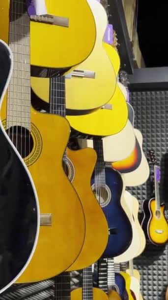 Primer Plano Guitarras Acústicas Multicolores Una Tienda Instrumentos Musicales Cuerda — Vídeos de Stock