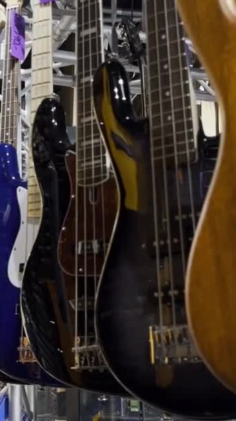 Una Tienda Con Instrumentos Musicales Guitarras Clásicas Eléctricas Vídeo Vertical — Vídeos de Stock