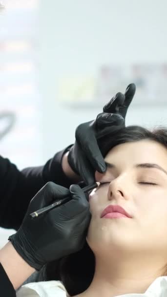Mujer Joven Sometida Procedimiento Maquillaje Permanente Salón Tatuajes Primer Plano — Vídeos de Stock