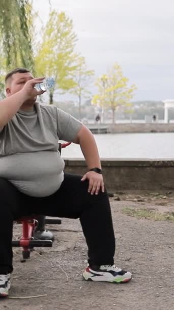 Uomo Sovrappeso Beve Acqua Durante Esercizio All Aperto Perdita Peso — Video Stock