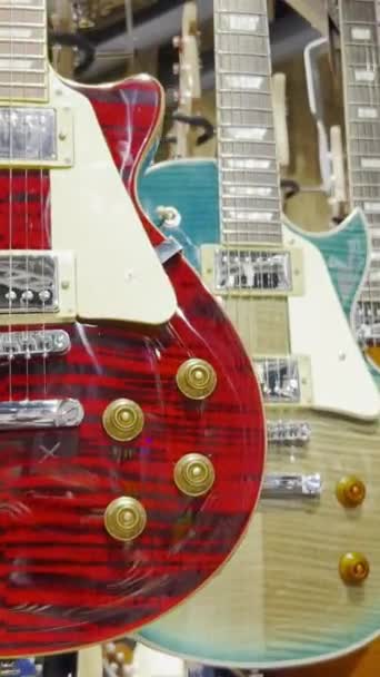 Muitas Guitarras Baixo Eletrônicos Pendurar Parede Loja Vídeo Vertical — Vídeo de Stock