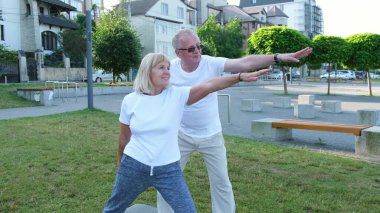 Doğa, yoga ve dışarıda egzersiz yapan yaşlı bir çift. Emeklilik ya da spor. Sağlık, özgürlük ve egzersiz yapan yaşlı erkek ve kadın veya sağlık dengesi.