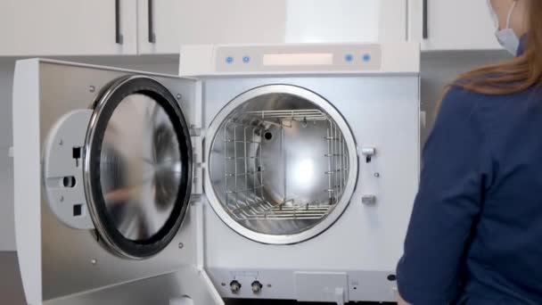 クリニックの殺菌室のオートクレーブ 医療機器の殺菌システム — ストック動画