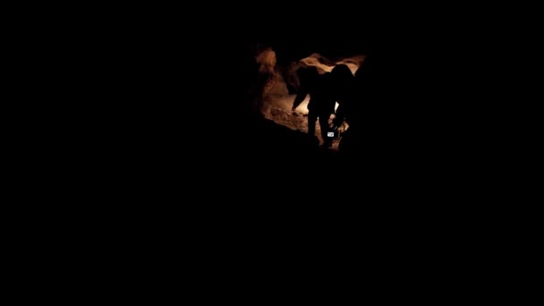 Ember Felfedező Barlangban Barlangtan Tömlöc Sötét Alagút Földalatti Ásatás Lassú — Stock videók