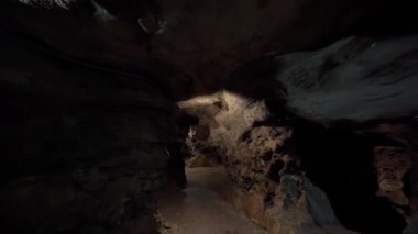 Speleoloji doğal mağara karanlık tünel kazısı.