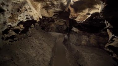 Speleoloji, mağara, zindan, karanlık tünel, yeraltı kazısı.