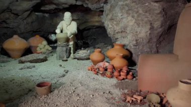 Yeraltı mağaralarında arkeolojik kazılar. Arkeoloji. Trypil kültürü.
