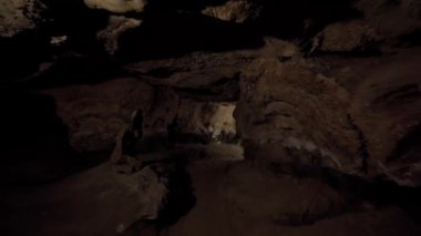 Mağaranın ortasında güzel bir video. Karanlık zindan. Speleoloji.