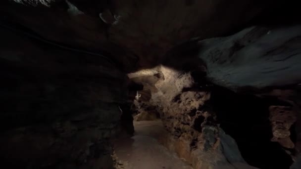 Speleologi Naturlig Grotta Mörk Tunnel Utgrävning Jord — Stockvideo