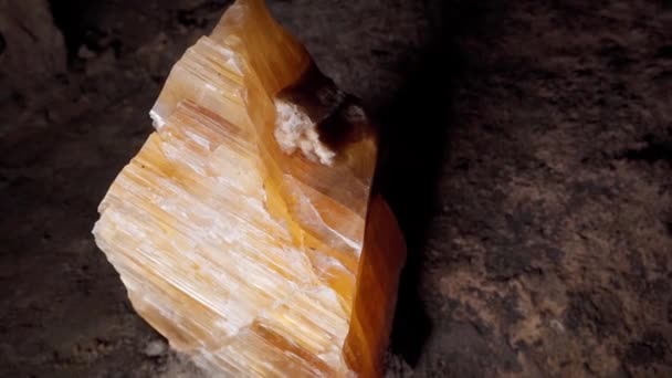 結晶黄色い石は その自然環境のホスト岩にまだ取り付けられています 貴重な石の鉱山について — ストック動画