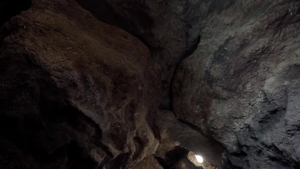 Seorang Ahli Speleologi Menerangi Dan Menjelajahi Gua Batu Yang Gelap — Stok Video