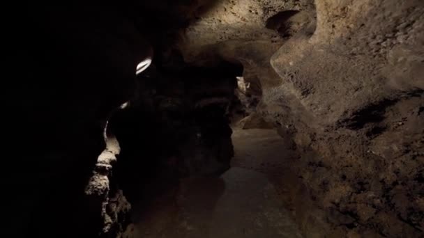 Utflykt Till Mörk Stengrotta Vintern Stor Underjordisk Grotta — Stockvideo