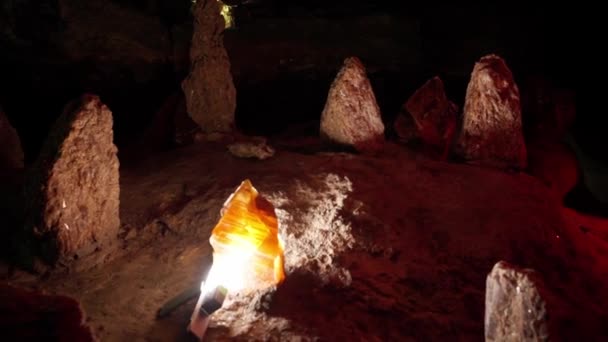 Πολύτιμες Υπόγειες Πέτρες Σκοτεινό Μπουντρούμι Τούνελ Υπόγειες Ανασκαφές — Αρχείο Βίντεο