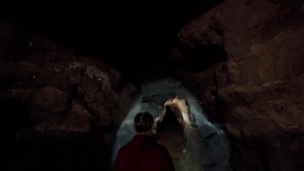 Чоловік Археолог Ліхтариком Проходить Через Темну Печеру Концепція Археології — стокове відео