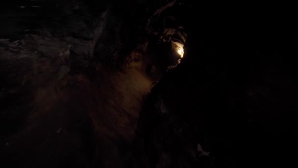Barlangászat Barlang Tömlöc Sötét Alagút Földalatti Ásatás — Stock videók