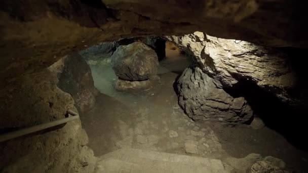 Подземная Темная Каменная Пещера Движение Камеры — стоковое видео
