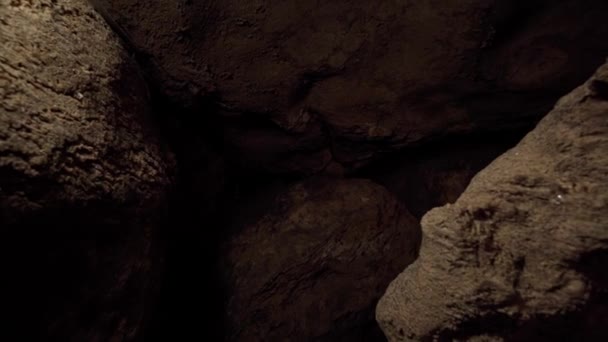 Esplora Segrete Grotta Oscura Movimento Telecamera Speleologia Scientifica — Video Stock