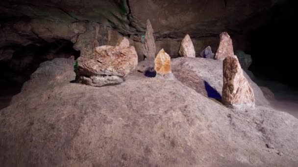 Кристально Желтый Камень Прикреплен Горной Породе Естественной Среде Обитания Шахта — стоковое видео