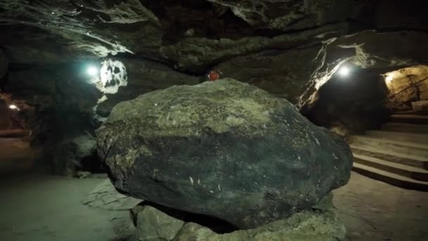 Stor Fängelsehåla Med Stenar Mörk Grotta — Stockvideo