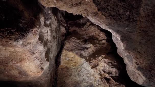 Пейзаж Темной Пещерой Живописный Вход Пещеру Каменная Стена Темной Дырой — стоковое видео